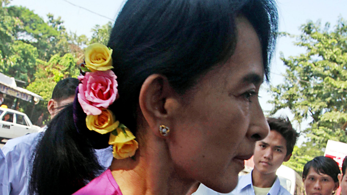 Przywódczyni birmańskiej opozycji i szefowa Narodowej Ligi na rzecz Demokracji (NLD) Aung San Suu Kyi zamierza kandydować w wyborach uzupełniających do parlamentu - poinformowały władze partii.