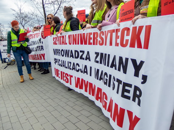 Protest pielęgniarek pod Szpitalem Uniwersyteckim w Krakowie