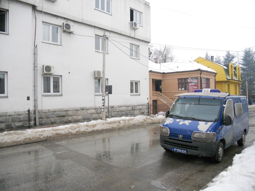 Policijska kola nepropisno parkirana ispred zgrade Policijske uprave