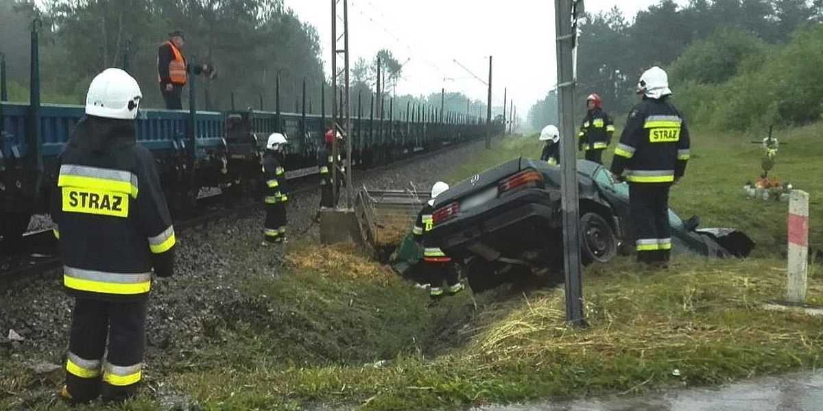 Wjechał mercedesem pod rozpędzony pociąg