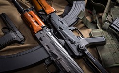 Ostrzelał dom teścia z kałasznikowa. Odpowie przed sądem za usiłowanie zabójstwa