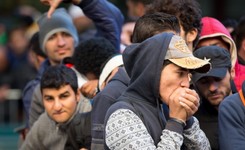 Rzeka imigrantów wciąż płynie do Niemiec. Notowania Merkel idą w dół