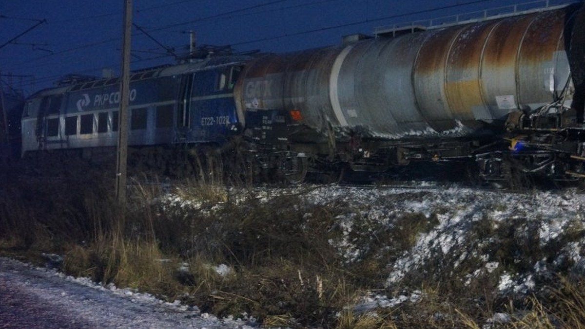 Utrudnienia na trasie kolejowej Gliwice-Katowice-Częstochowa mogą potrwać nawet do jutra. To efekt zderzenia dwóch pociągów towarowych pod Myszkowem. Podróżni muszą liczyć się z dużymi opóźnieniami i przesiadką na autobusową komunikację zastępczą.