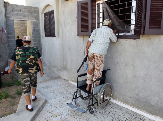 Powstańcy przeszukuja dom podcza walk w Syrcie