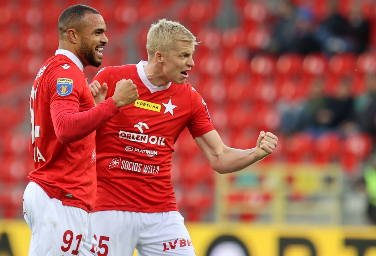 Piłkarze Wisły Kraków Felicio Brown Forbes (L) i Michal Frydrych (P) ciesza się z gola podczas meczu 1/16 finału Pucharu Polski z GKS Tychy