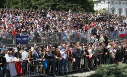 Tłumy ludzi na pl. Krasińskich czekają na przemówienie Trumpa