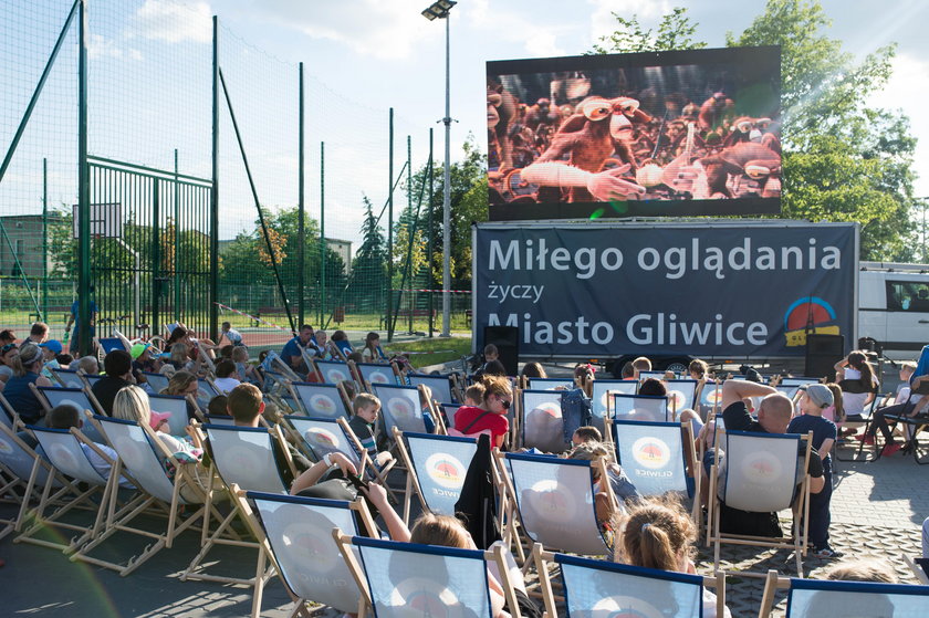 Plenerowe kino na terenie szkoly podstawowej nr 11 w Gliwicach .
