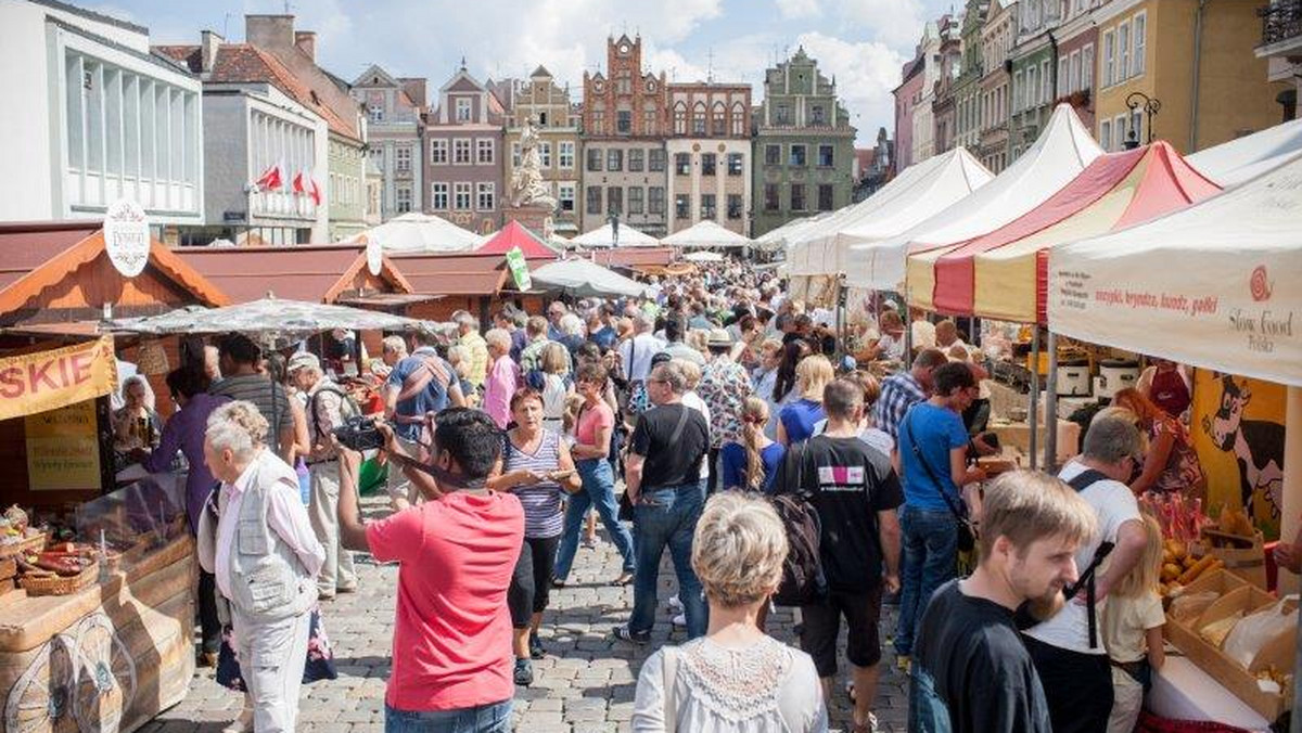 Jubileuszowa edycja Ogólnopolskiego Festiwalu Dobrego Smaku już w najbliższy długi weekend. Od 12 do 15 sierpnia na Starym Rynku mieszkańcy będą mogli spróbować regionalnych specjałów, ale nie tylko. Do Poznania zjadą wystawcy z całej Europy. Będą włoskie oliwy, trufle, greckie chałwy i austriackie wina.