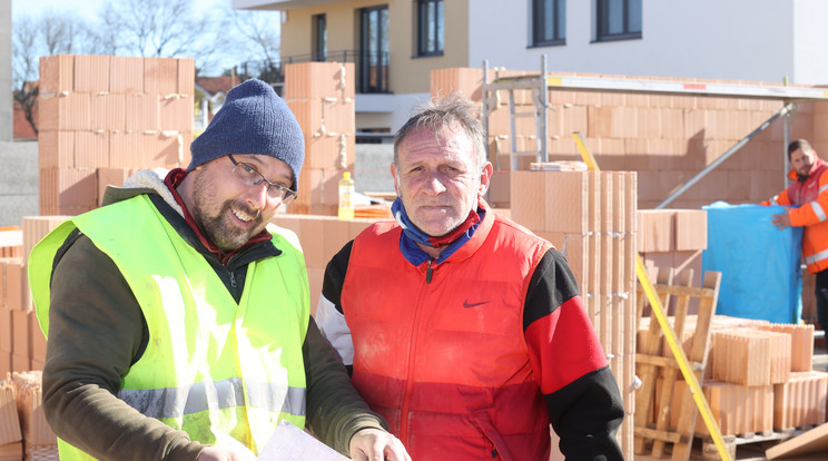 Váczi Zoltán (jobbra) élvezi a munkát az építőiparban / Fotó: Varga Imre