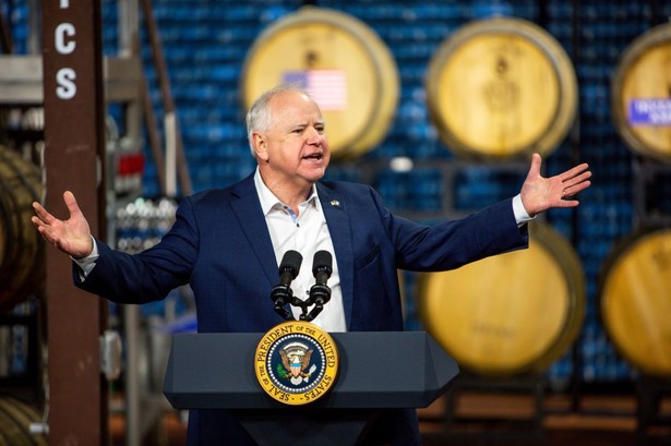 Tim Walz, kandydat Demokratów na wiceprezydenta zmierzy się w debacie wyborczej z Republikaninem J. D. Vencem 01 października w CBS