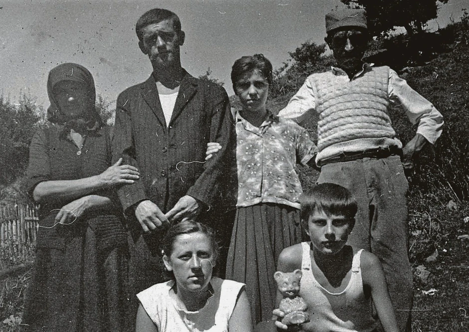 Stojan Brajović u sakou sa majkom bratom i sestrama pred polazak na fakultet 