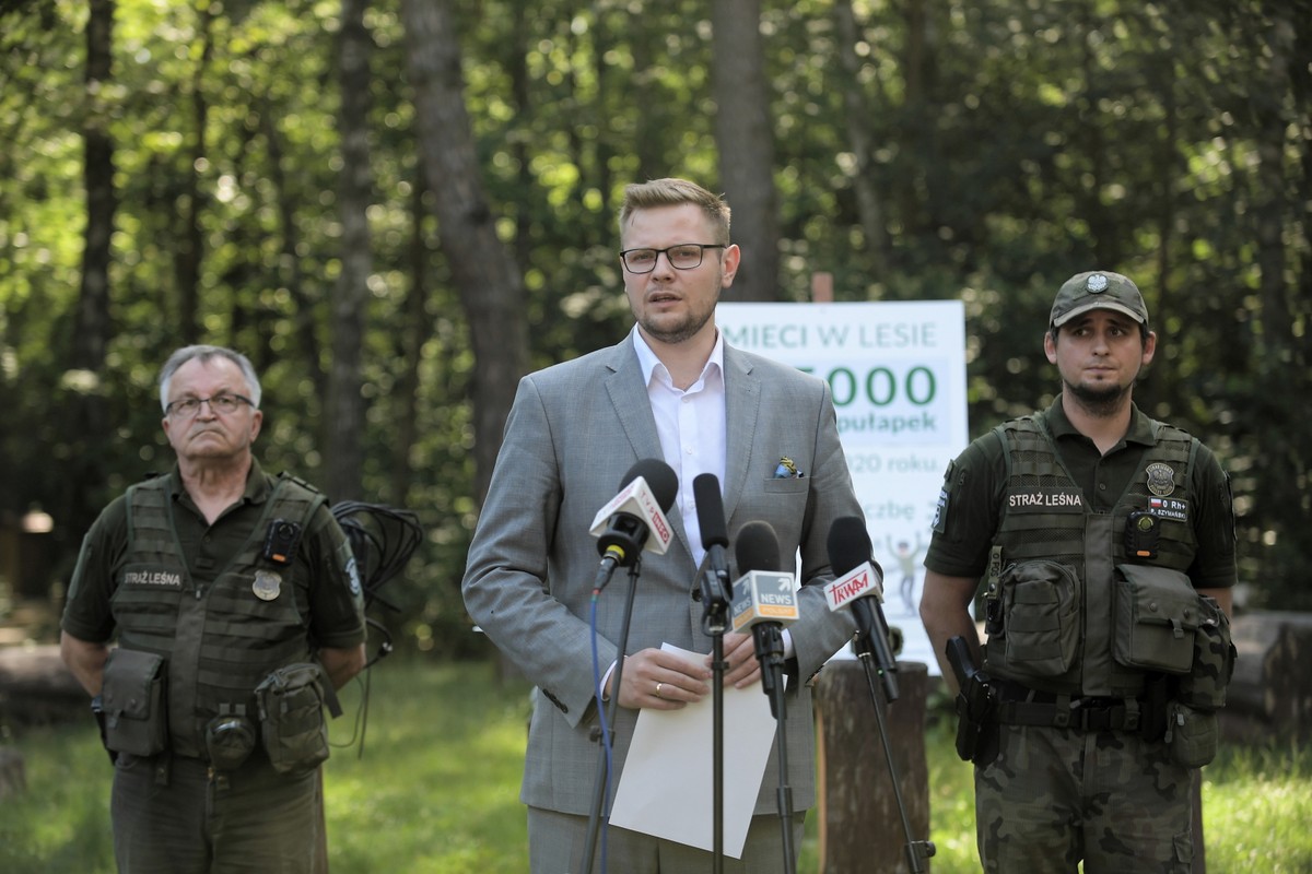 Nawet 5 tys. zł kary za śmiecenie w lesie i więcej fotopułapek. Michał Woś przedstawił nowy projekt