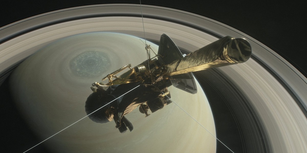 Wizualizacja sondy Cassini nad Saturnem i sześciokątną strukturą nad biegunem planety