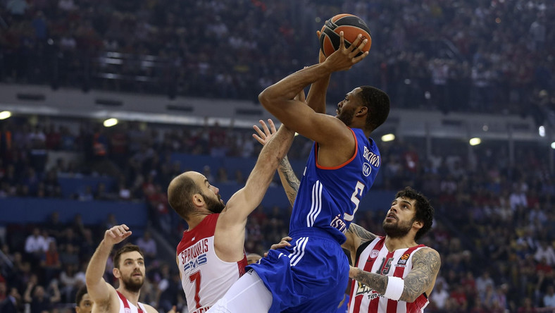 Koszykarze Olympiakosu Pireus jako ostatni awansowali do turnieju Final Four koszykarskiej Euroligi. Mistrzowie Grecji, którzy sezon zasadniczy ukończyli na trzecim miejscu, w piątym meczu ćwierćfinału pokonali Anadolu Efes 87:78. 22 punkty dla gospodarzy rzucił Vassilis Spanoulis.