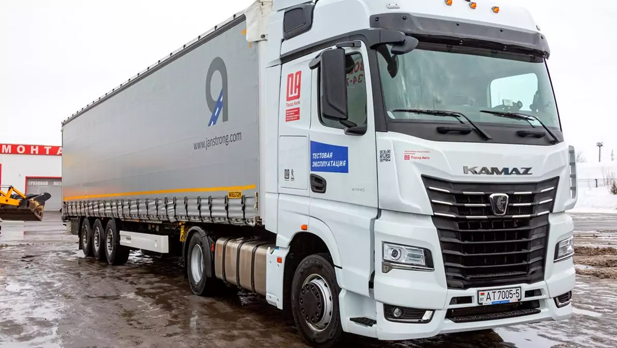 Kamaz 54901 z kabiną Mercedesa