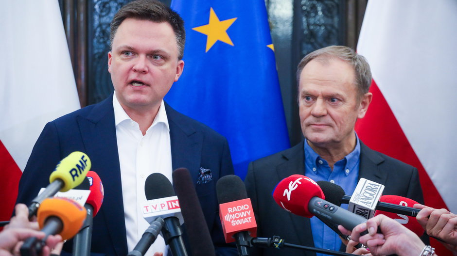 Szymon Hołownia i Donald Tusk na konferencji prasowej w piątek 1 grudnia
