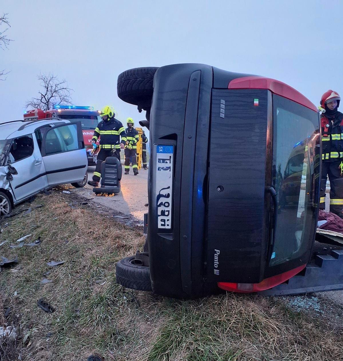 Nehoda na juhu Slovenska si vyžiadala dvoch ťažko zranených. 