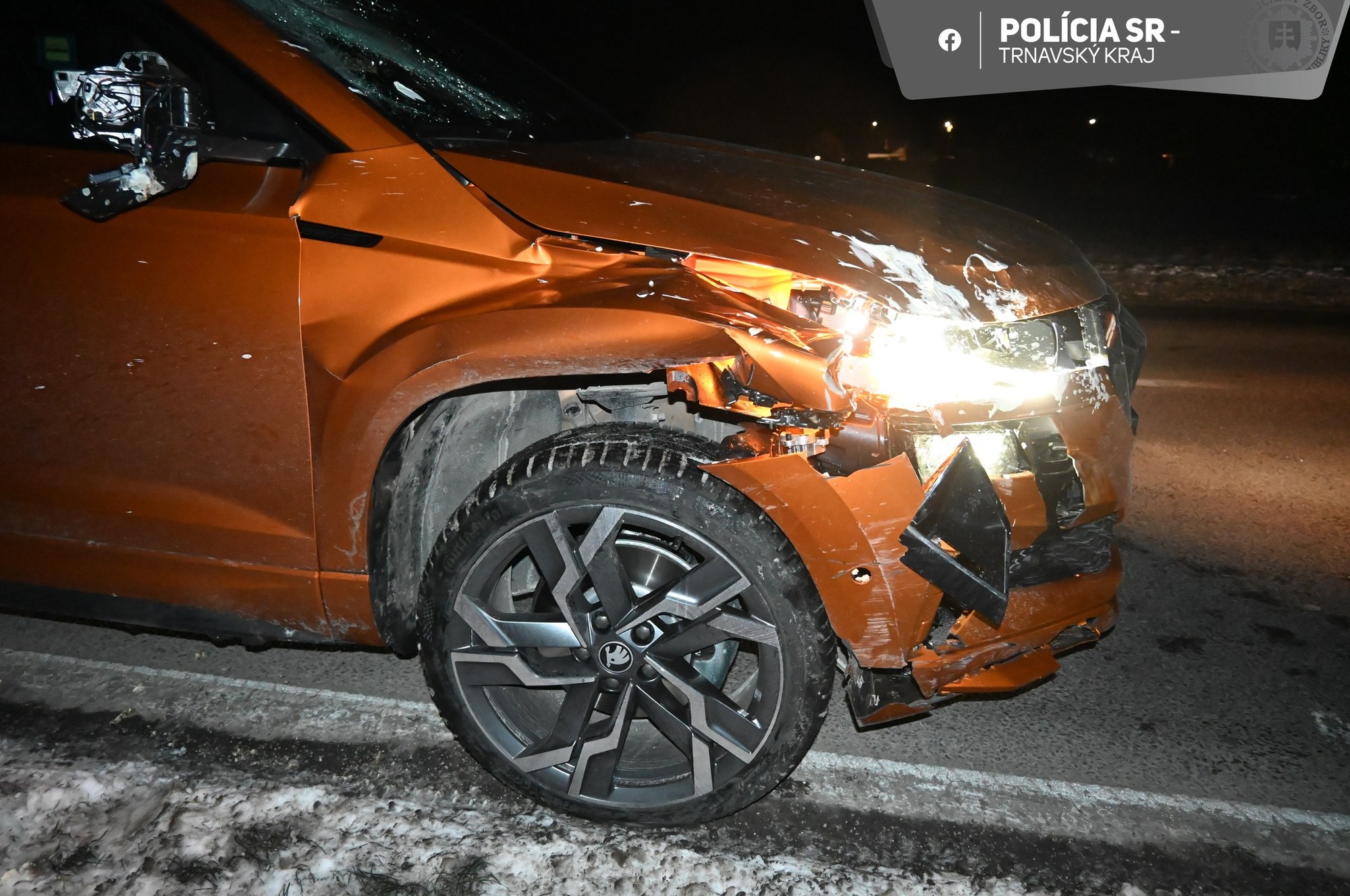 Polícia vyšetruje v okrese Galanta večernú zrážku auta a cyklistu.