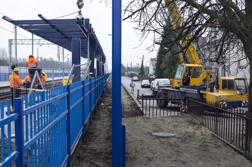 Montują wiaty na stacji Poznań Dębiec