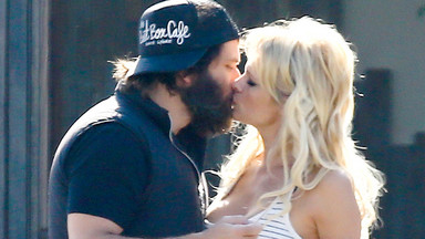 47-letnia Pamela Anderson całuje się z mężem na ulicy
