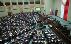 PiS znów do góry, pięć partii w Sejmie. Nowy SONDAŻ