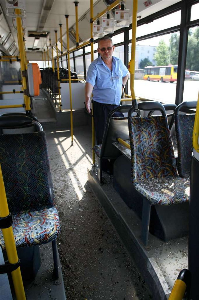 Szaleniec strzela do autobusów