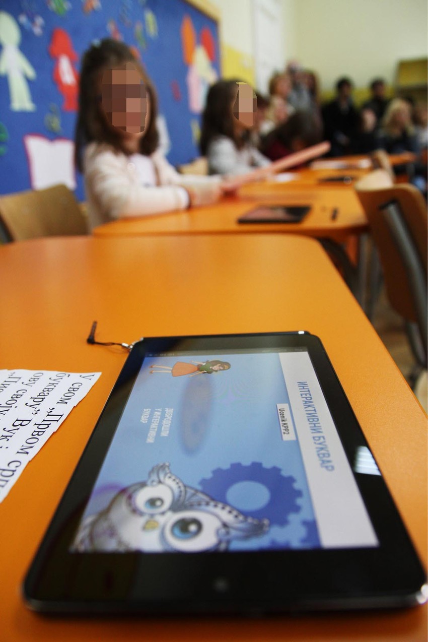 Zamenik gradonačelnika Goran Vesić rekao je da će Grad nabaviti skoro 70.000 tableta i digitalnih udžbenika za učenike od prvog do četvrtog razreda 