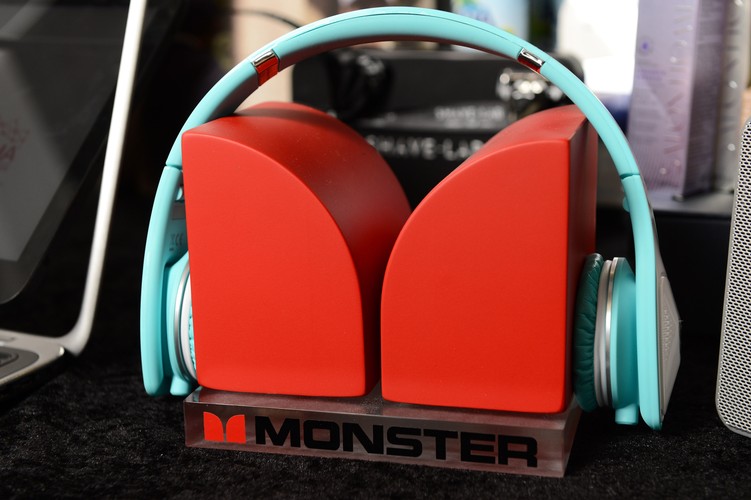 Wśród upominków był także zestaw słuchawkowy Monster DNA