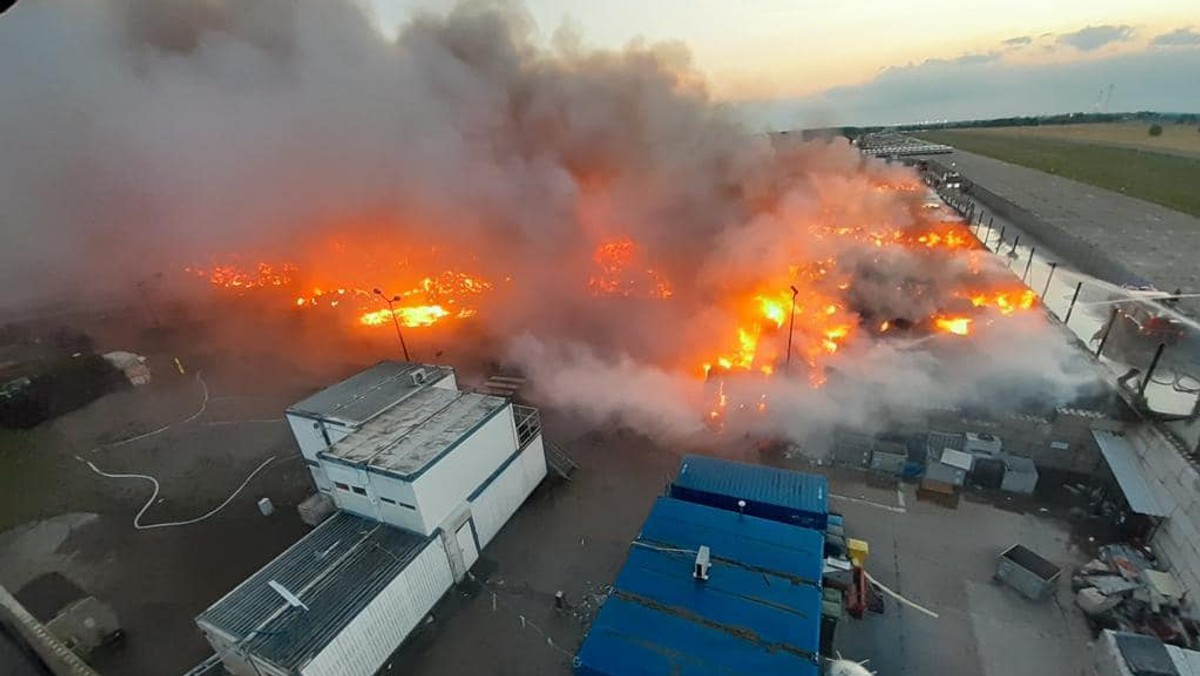 120 strażaków i 33 samochody walczą z wielkim pożarem na Dolnym Śląsku 