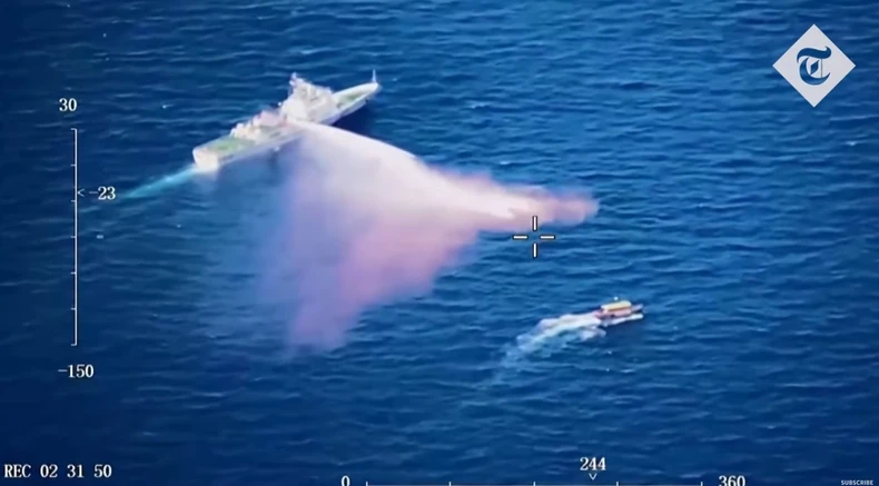 Brod Kineske obalske straže ispaljuje vodeni top na filipinski