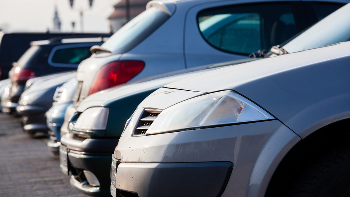 Uniwersytet w Białymstoku znalazł sposób na zgodne z prawem zachowanie parkingu przy ul. Zamenhofa jedynie dla siebie. Miasto kazało rozebrać jego ogrodzenie, lecz nie miało już nic przeciwko postawieniu wokół niego barierek - donosi "Kurier Poranny".