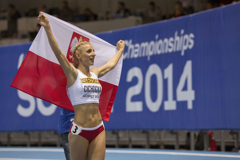 Pierwszym międzynarodowym sukcesem Angeliki Cichockiej był srebrny medal w biegu na 800 m podczas halowych mistrzostw świata w Sopocie w 2014 rok. Dwa lata później została mistrzynią Europy na stadionie na dystansie 1500 m.