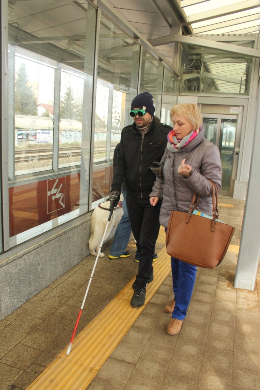 Niewidomi sprawdzili peron SKM Gdańsk Żabianka 