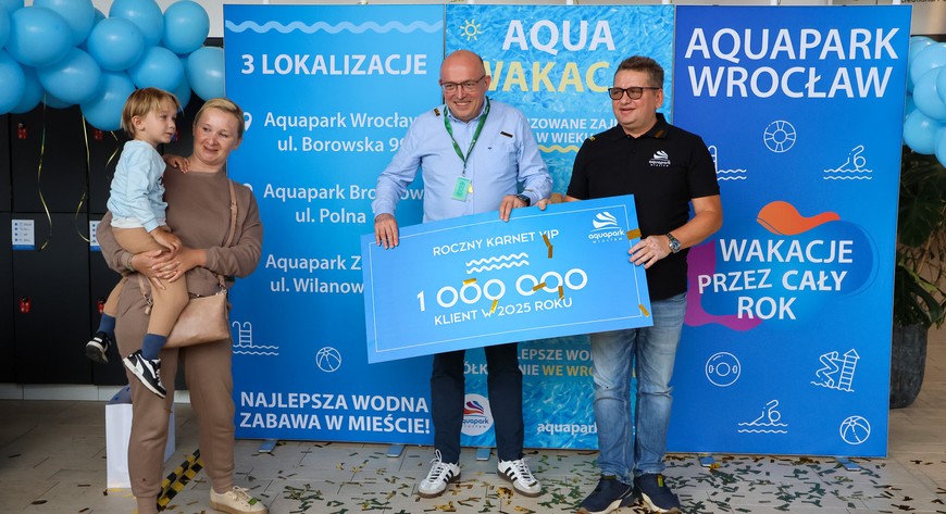 Pani Ewelina z synkiem Julianem oraz wiceprezes Aquaparku Artur Siewierski i prezes Grzegorz Kaliszczak podczas miłej uroczystości nagradzania rocznym karnetem VIP.