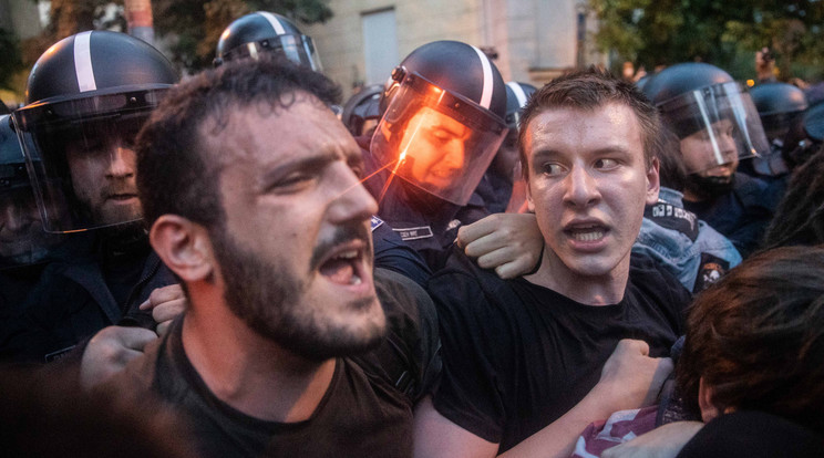 Botrányos tüntetésekben sem volt hiány 2023-ban, könnygázas oszlatás lett a vége a demonstrációnak a Karmelitánál /  Fotó: Zsolnai Péter