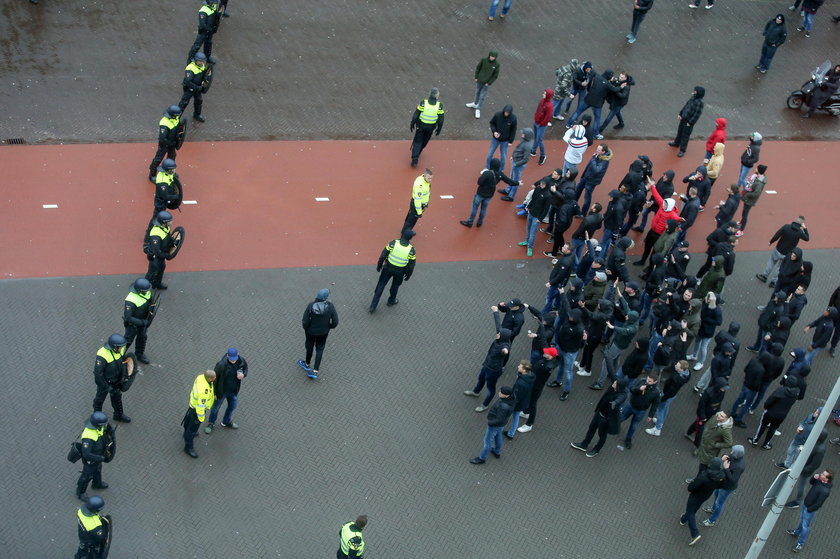 Ajax – Legia. Kibice pod eskortą, policja w gotowości