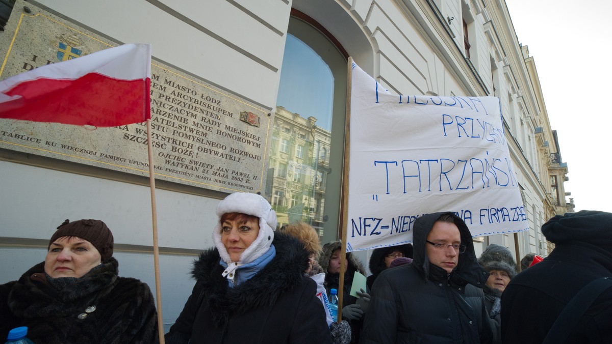 Ponad 200 osób demonstrowało w poniedziałek przed budynkiem łódzkiego urzędu wojewódzkiego przeciwko niepodpisaniu przez Narodowy Fundusz Zdrowia w Łodzi kontraktów na specjalistyczne usługi medyczne z niektórymi miejskimi i akademickimi placówkami służby zdrowia.