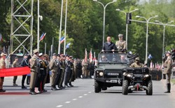 Wojsko pokazało swój najnowszy sprzęt. Maszerowali też sojusznicy. ZDJĘCIA z defilady