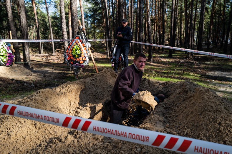 Ekshumacje ofiar zbrodni w Iziumie