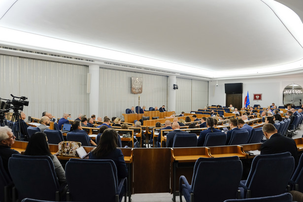 Senatorowie podczas posiedzenia senackiej Komisji Ustawodawczej nt. noweli ustawy o ochronie zwierząt