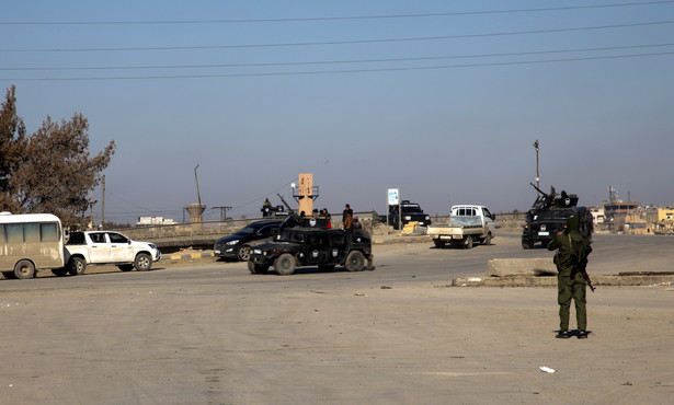Siły kurdyjskie przed więzieniem w Al-Hasace