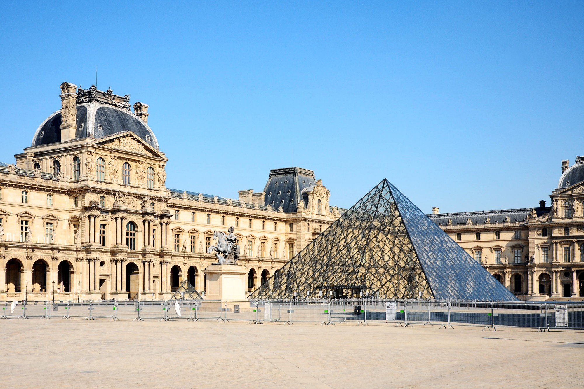 Louvre je najväčšie múzeum na svete, v ktorom sa nachádzajú státisíce diel.