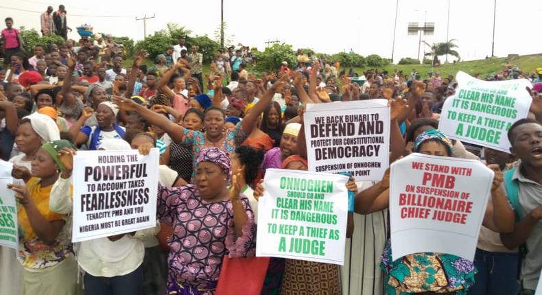 Pro-Buhari protesters storm US embassy over Onnoghen's suspension.