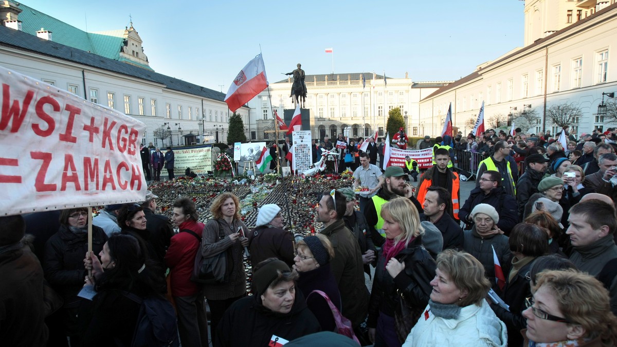 Podczas wczorajszych demonstracji przed Pałacem Prezydenckim dziennikarze byli atakowani przez tłum, który nie pozwolił im zrelacjonować wydarzeń z Krakowskiego Przedmieścia. "Stul pysk!" "Mówcie prawdę!" "Chcemy prawdy a nie was!" "Czerwona hołota!" "Do Michnika!", "Judasze!" - to tylko niektóre, mniej wulgarne epitety jakimi obrzucono dziennikarza TVP.