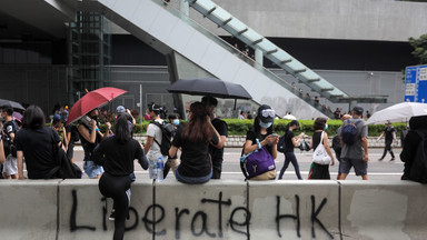 Protesty w Hongkongu: policja użyła armatek wodnych i gazu łzawiącego [GALERIA]