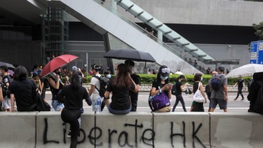 Protesty w Hongkongu: policja użyła armatek wodnych i gazu łzawiącego [GALERIA]