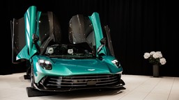 polski kolekcjoner odebrał kluczyki do "jednorożca". pierwszy aston martin valhalla już w kraju