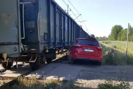 Kierowca Forda chciał staranować pociąg towarowy