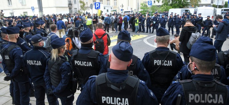 Zakaz zgromadzeń jest niezgodny z konstytucją. Sąd musi stanąć na straży prawa [KOMENTARZ]