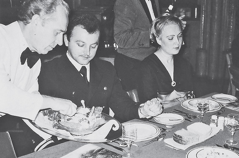 Uroczysta kolacja na TSS Stefan Batory podczas rejsu karnawałowego na południe Europy, 1985 r.
